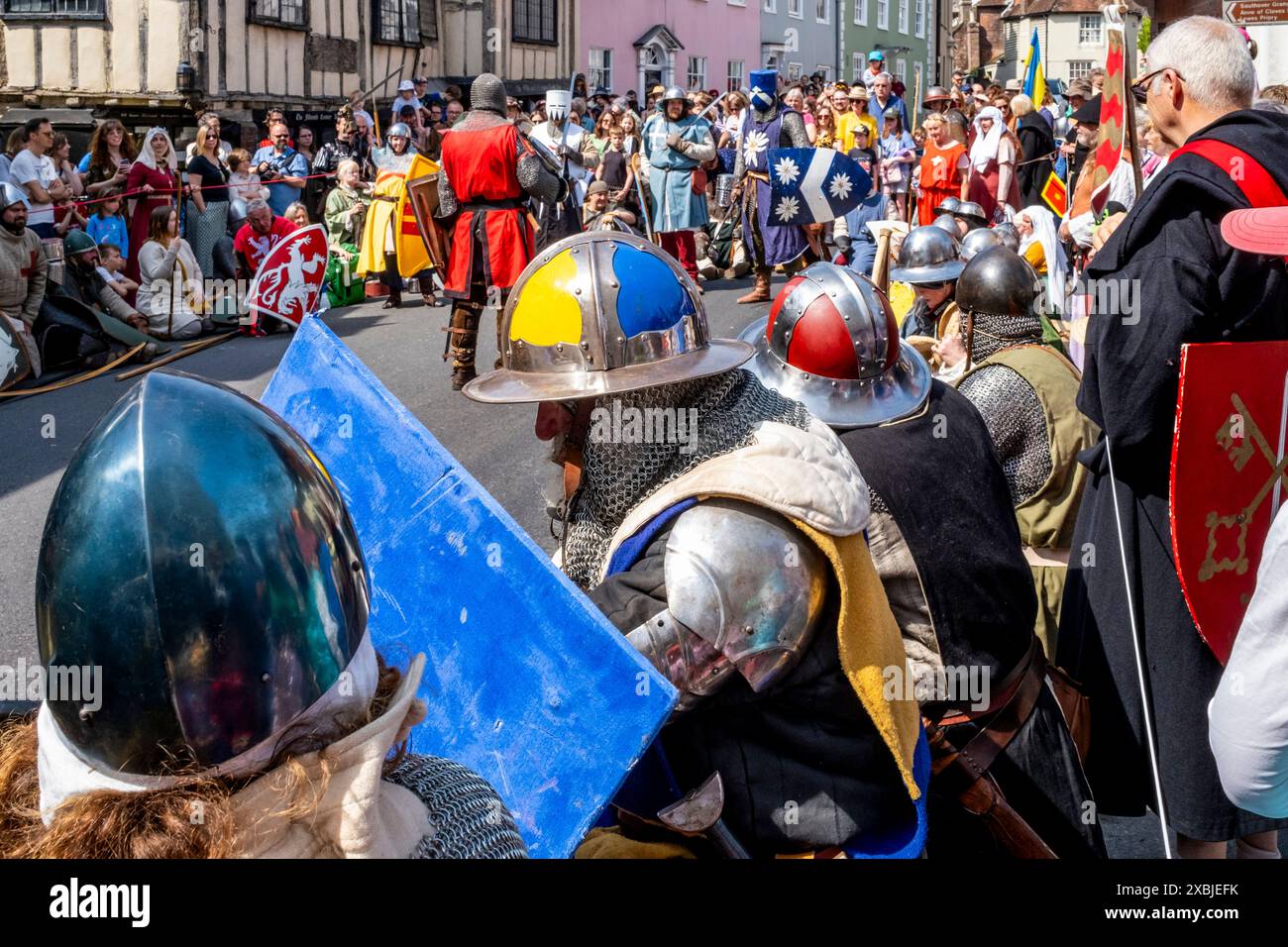 Local People Dressed In Medieval Costume Take Part In The Annual Re-Enactment Of The 13th Century Battle Of Lewes, Lewes, East Sussex, UK. Stock Photo