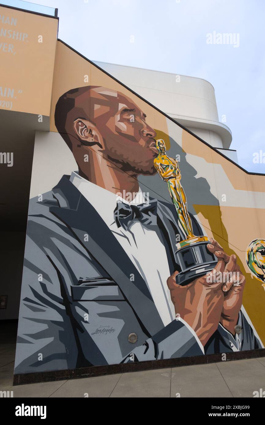 Mural of Kobe Bryant kissing an Oscar he was awarded for the animated short, "Dear Basketball, by artist Brian Peterson Stock Photo