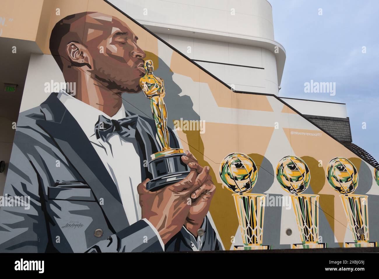 Mural of Kobe Bryant kissing an Oscar he was awarded for the animated ...