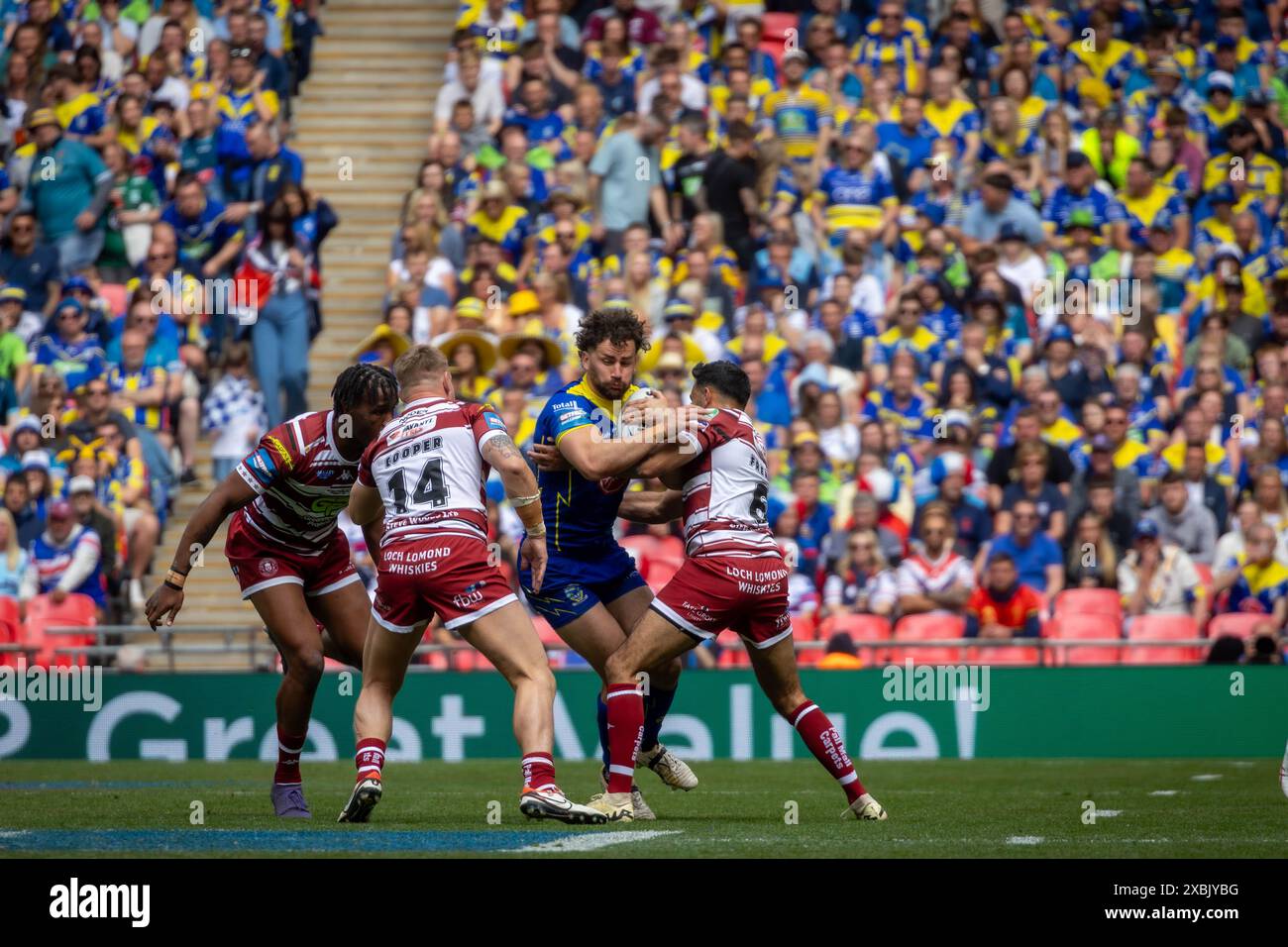 The 2024 Betfred Challenge Cup Final. Toby King is tackled by Wigan Stock Photo