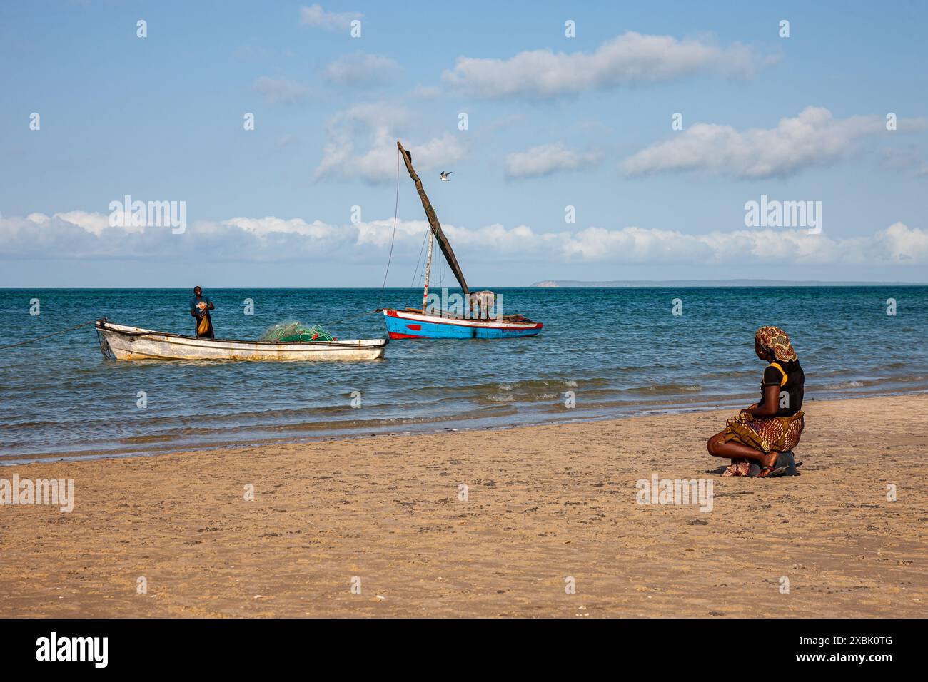 Mozambique, Inhambane, Vilankulo, Woman waiting for the fishermen Stock Photo