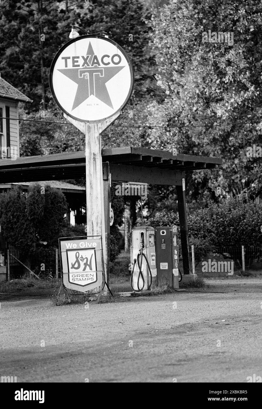 Vintage Gas Station Bridge Oregon Stock Photo - Alamy