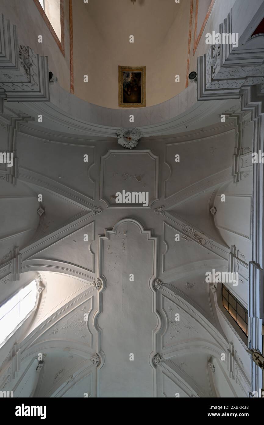 St mary magdalene church interior hi-res stock photography and images ...