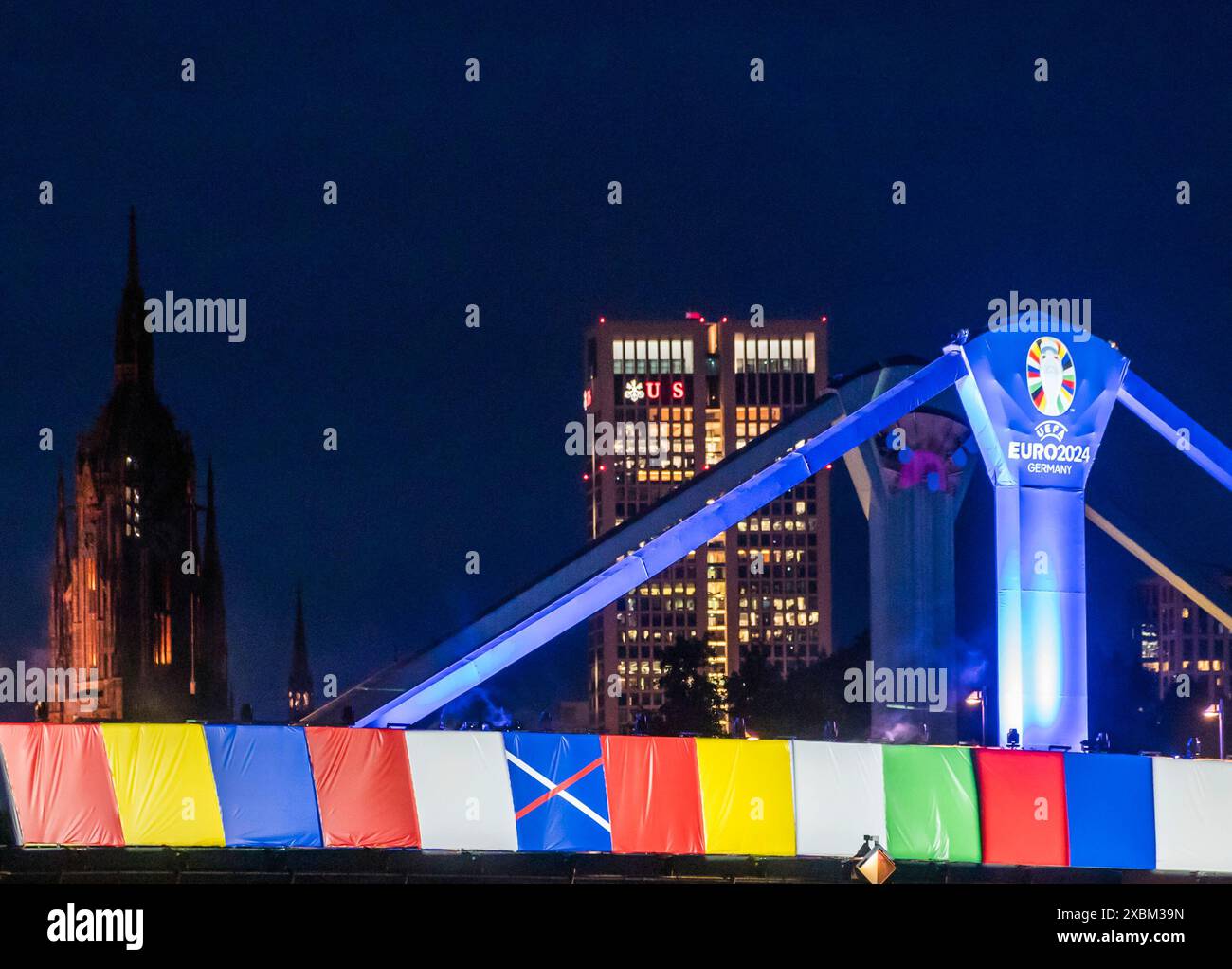  Foto zu 12 June 2024, Hesse, Frankfurt/Main: The light and music production is 