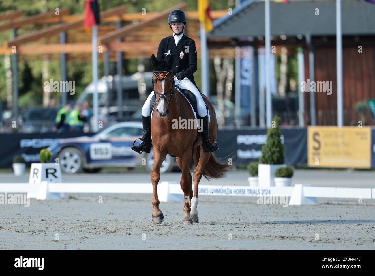 Noemi Viola Doerfer of Hungary with Piltown Harry during the CCI4
