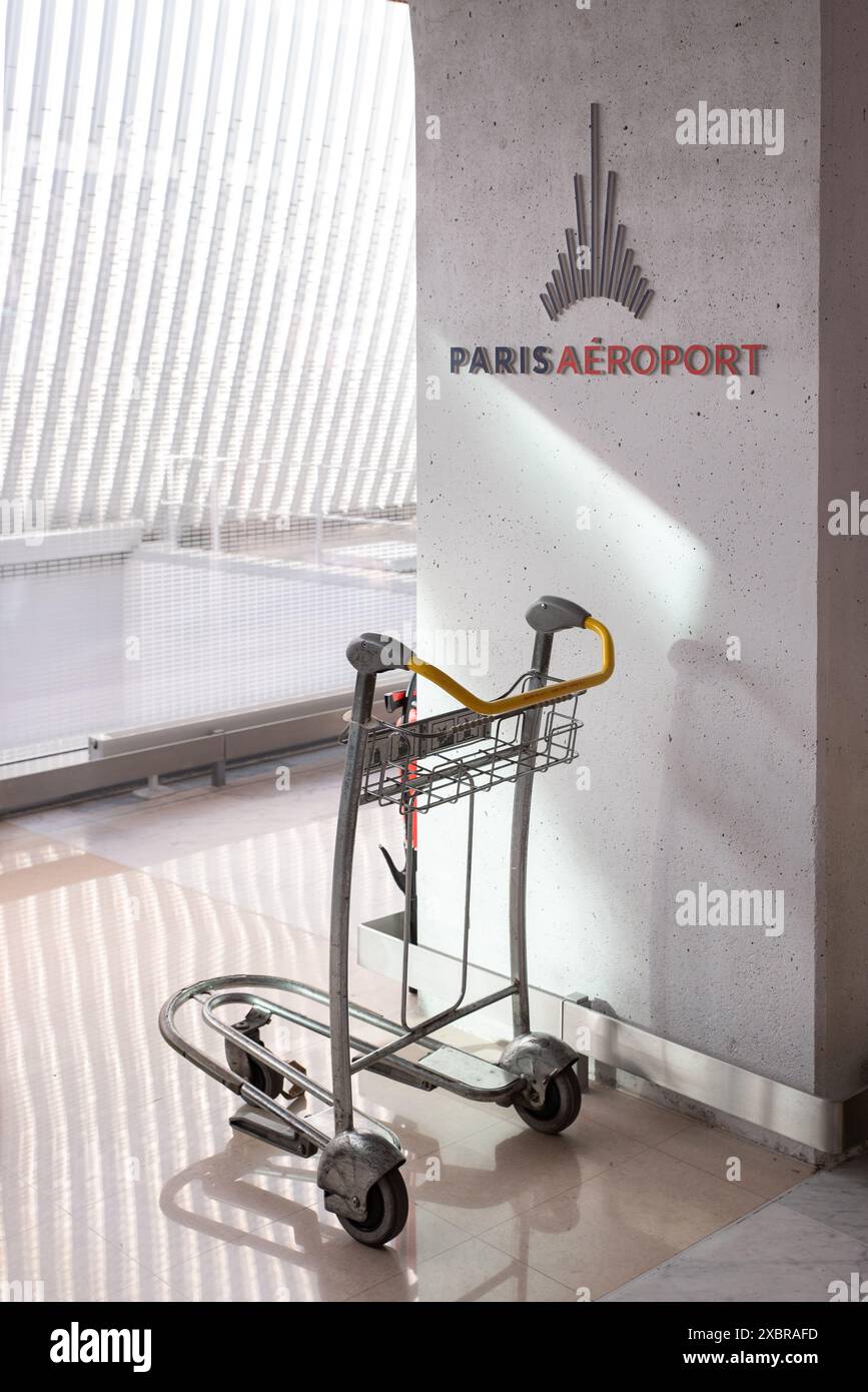 An empty trolley under the sign of Paris Airports at Roissy Charles de Gaulle. France, november 2022   ---   Un chariot à bagage vide sous le sigle de Stock Photo