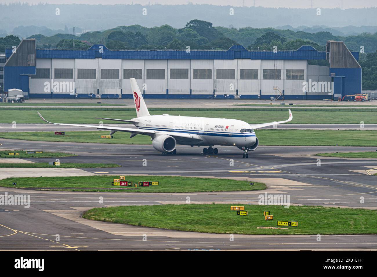 Tui airplane airport gatwick hires stock photography and images Alamy