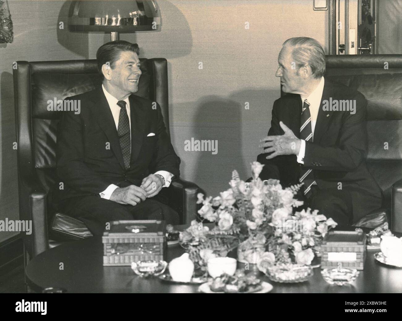 German President Karl Carstens r. talks with US-President Ronals Reagan ...