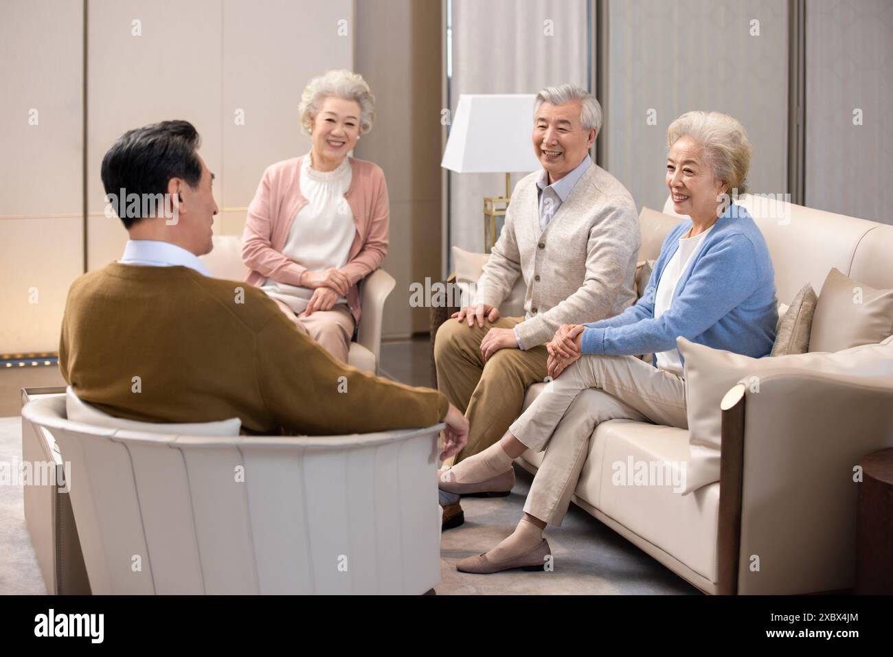 Elderly chinese women talking hi-res stock photography and images - Alamy
