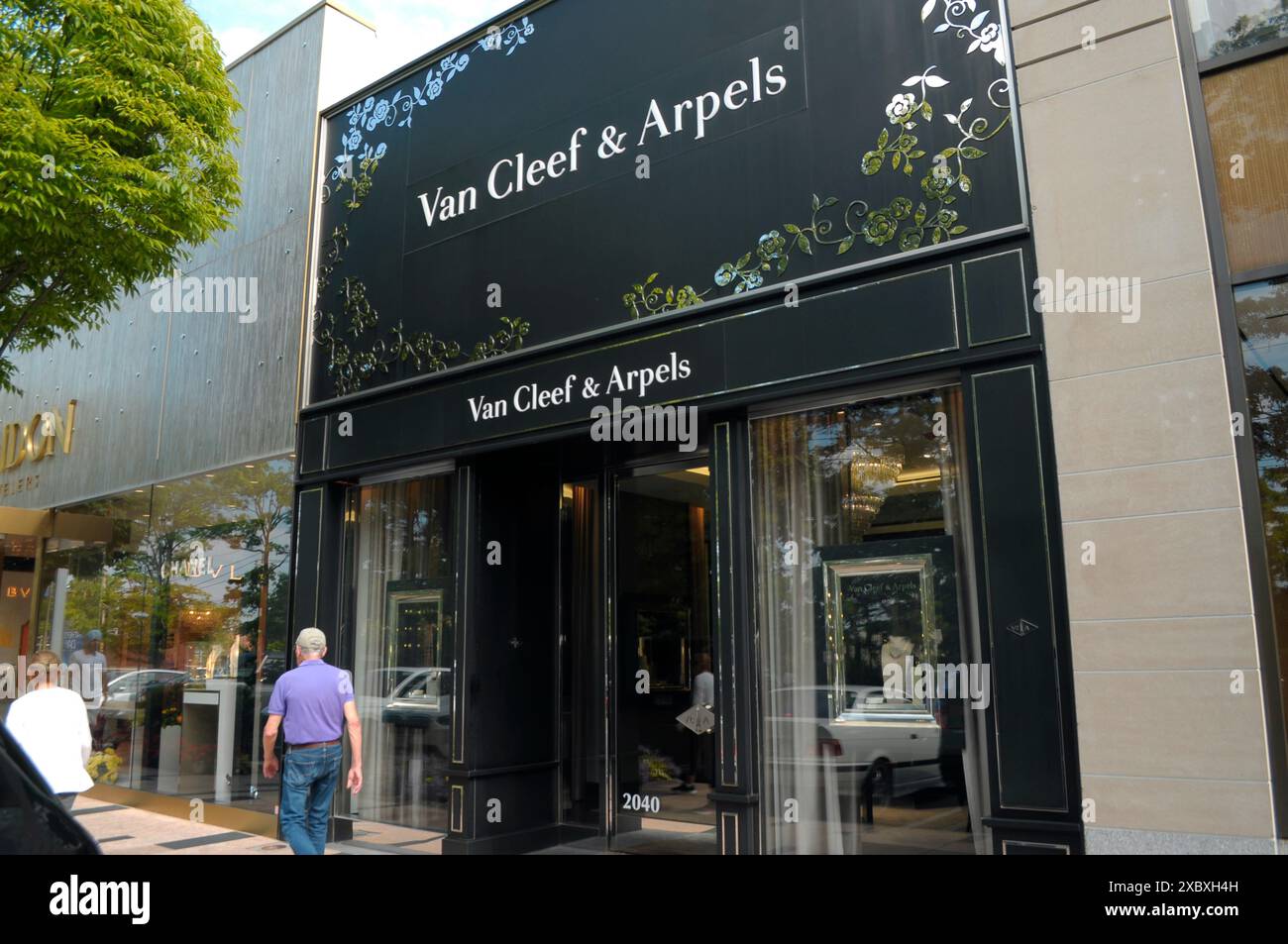 A Van Cleef & Arpels store is seen in the Manhasset neighborhood in