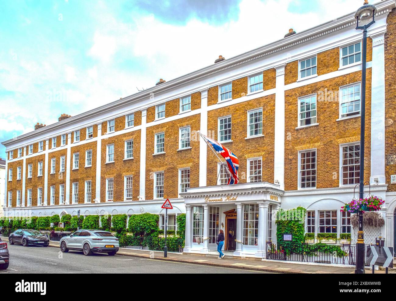 Luxury london hotel exterior hi-res stock photography and images - Alamy