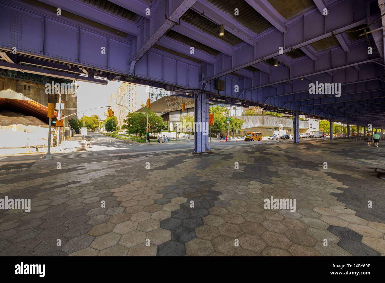 Urban/street Runder Beautiful view of an urban street scene under the Brooklyn Bridge in ...