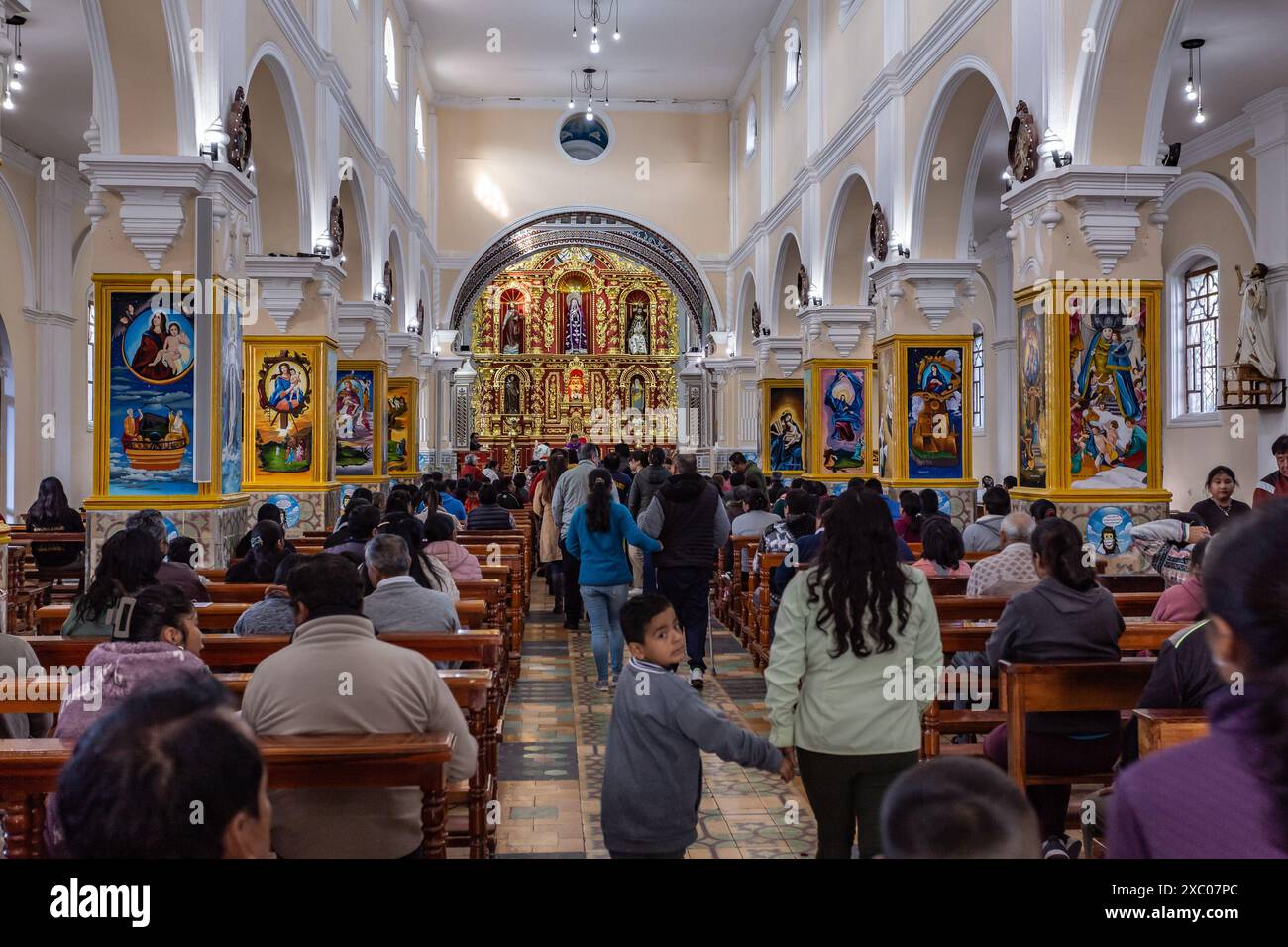 Aloasí, Mejia, Pichincha, Ecuador, 18 02 2024: Vecino del pueblo asisten a la misa dominical en el  Santuario Nuestra señora de los Dolores. Stock Photo