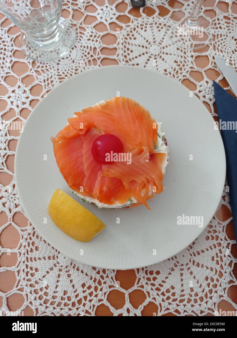 Une entrée de légumes au saumon, France Stock Photo