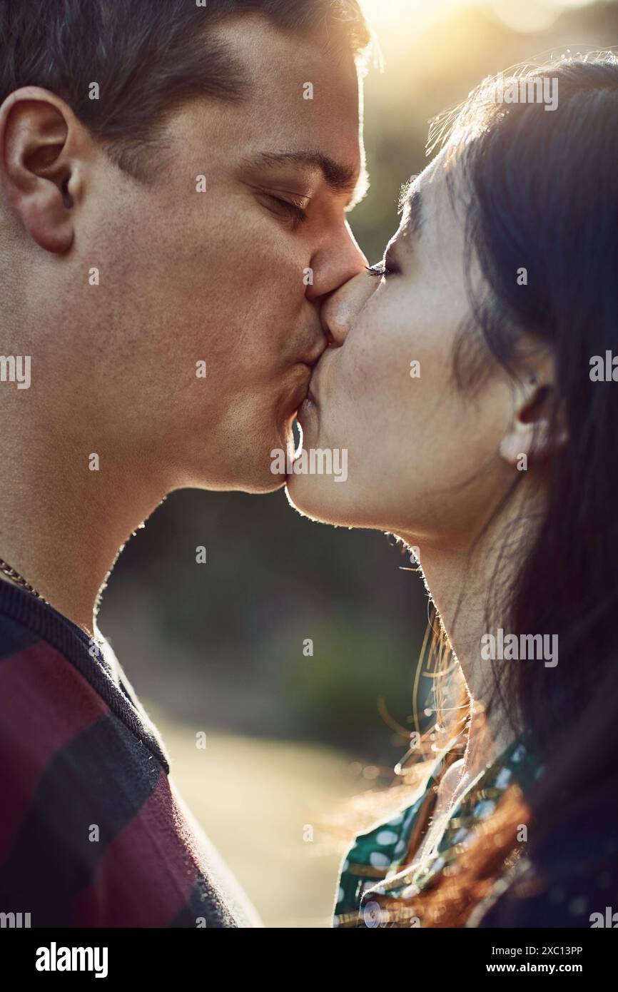 Couple kiss lips sun hi-res stock photography and images - Alamy