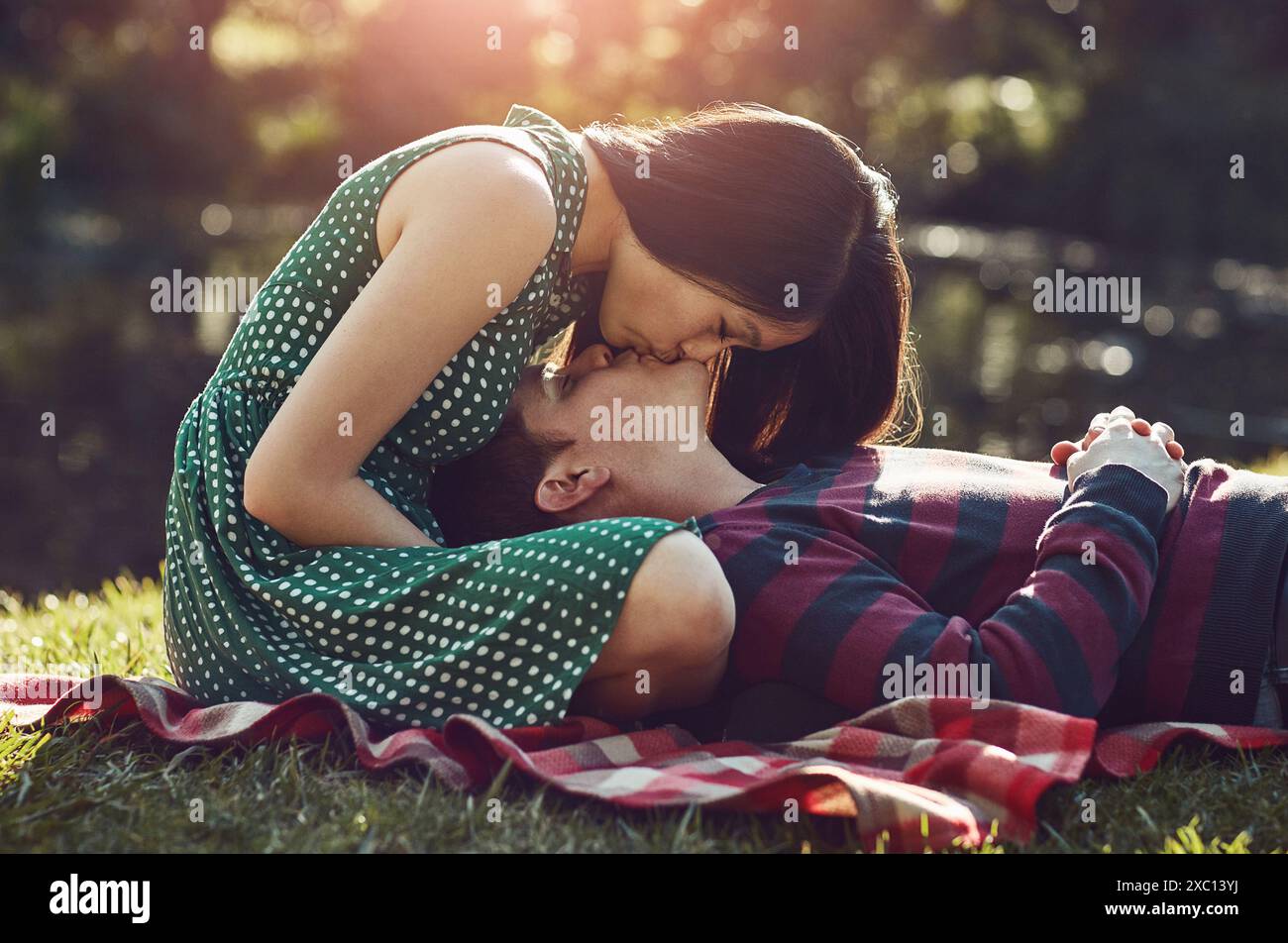 Couple kiss lips sun hi-res stock photography and images - Alamy
