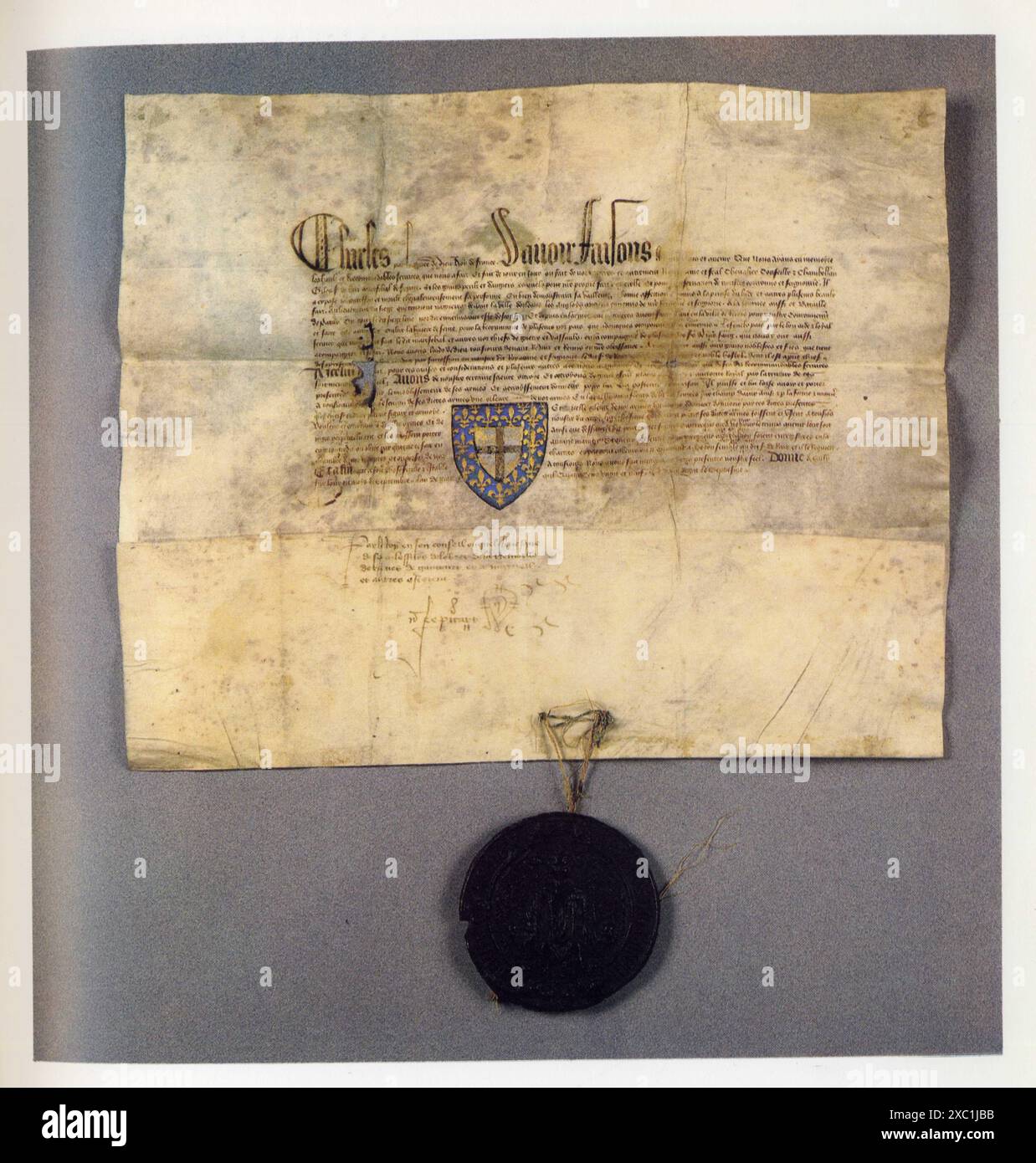 Diplôme de Charles VII en faveur de Gilles de Rais,Sully-sur-Loire,septembre 1429.Parchemin,sceau de majesté de Charles VII sur lacs de soie rouge Stock Photo