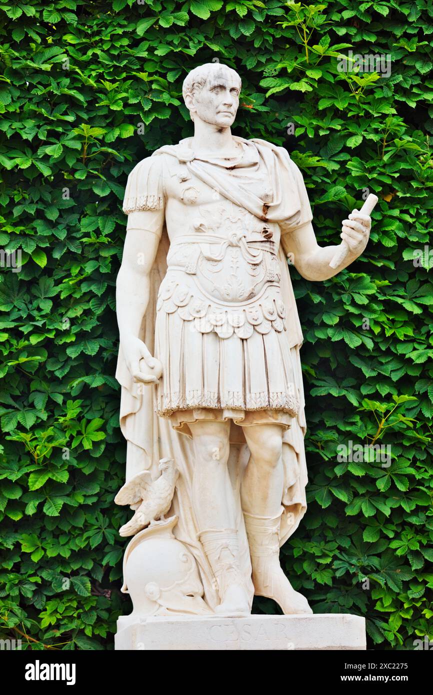 Sculpture statue of Julius Caesar by Ambrogio Parisi, Jardin des