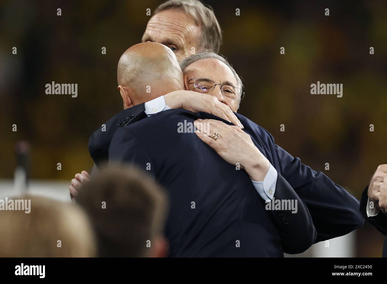 LONDON - (l-r) Zinedine Zidane, Real Madrid president Florentino Perez