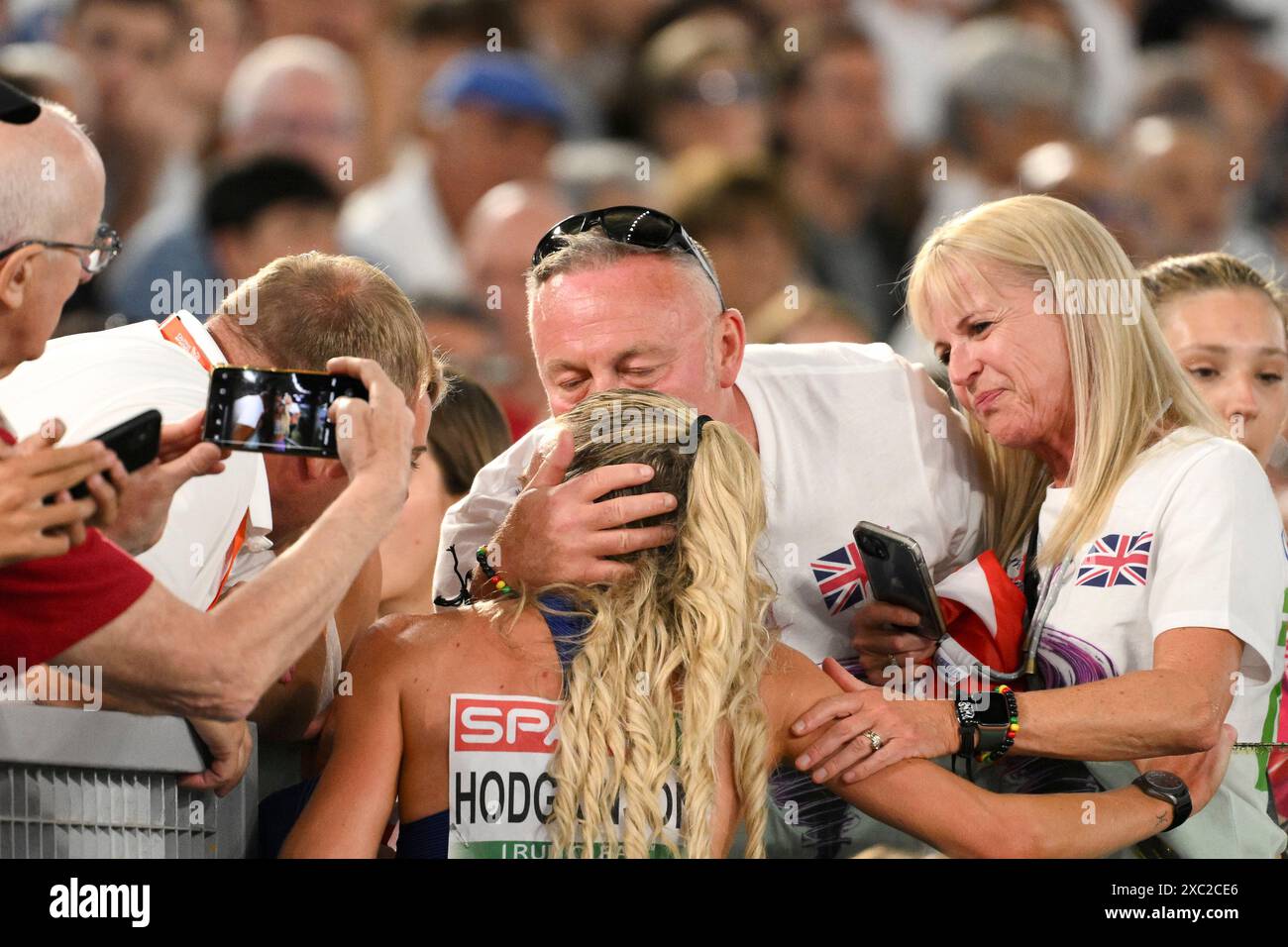 Keely Hodgkinson of Great Britain celebrates with relatives after ...