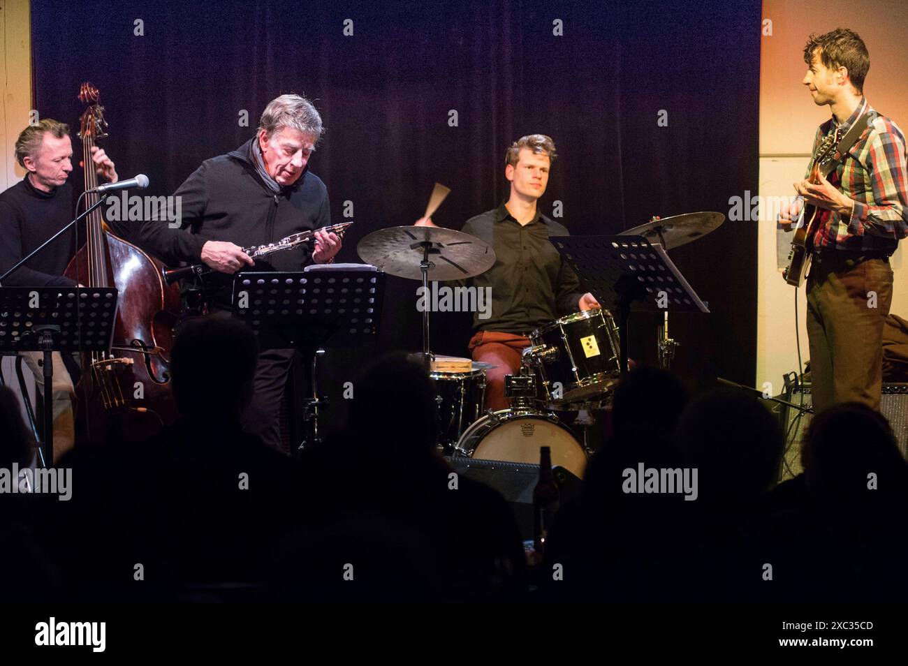 Johannes Fink, Rolf Kühn, Christian Lillinger und Ronny Graupe vom Rolf Kühn Quartett live im Bilderhaus. Gschwend, 19.03.2016 *** Johannes Fink, Rolf Kühn, Christian Lillinger and Ronny Graupe from the Rolf Kühn Quartet live at the Bilderhaus Gschwend, 19 03 2016 Foto:xDeondox/xFuturexImagex kuehn 6302 Stock Photo