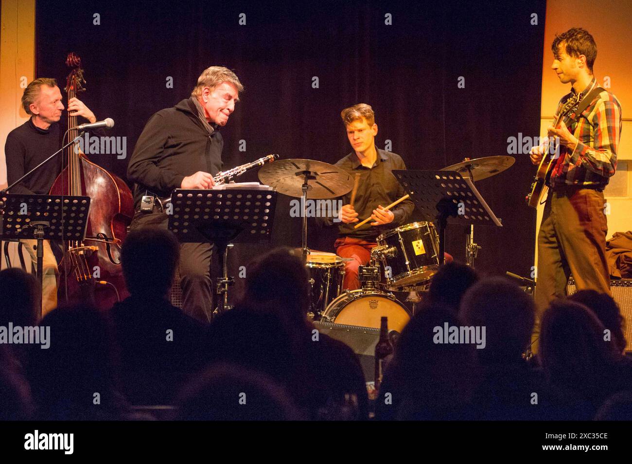 Johannes Fink, Rolf Kühn, Christian Lillinger und Ronny Graupe vom Rolf Kühn Quartett live im Bilderhaus. Gschwend, 19.03.2016 *** Johannes Fink, Rolf Kühn, Christian Lillinger and Ronny Graupe from the Rolf Kühn Quartet live at the Bilderhaus Gschwend, 19 03 2016 Foto:xDeondox/xFuturexImagex kuehn 6301 Stock Photo