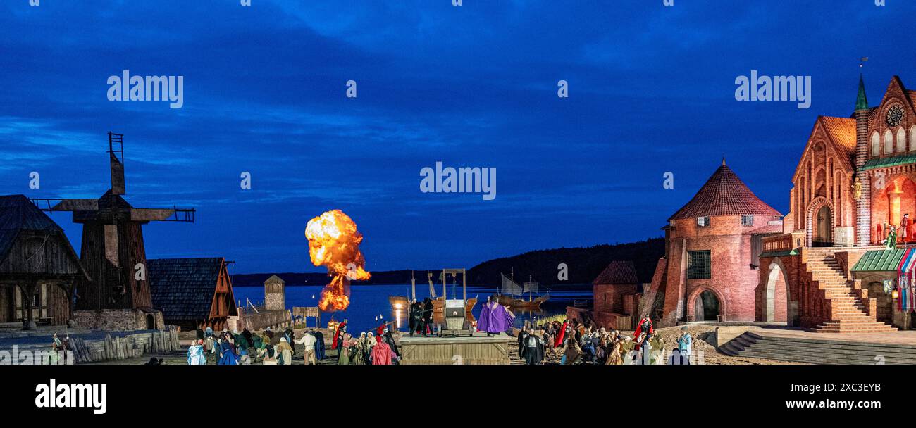  Stoertebeker Festspiele 2024 Explosionen und Feuerbaelle begleiten die 