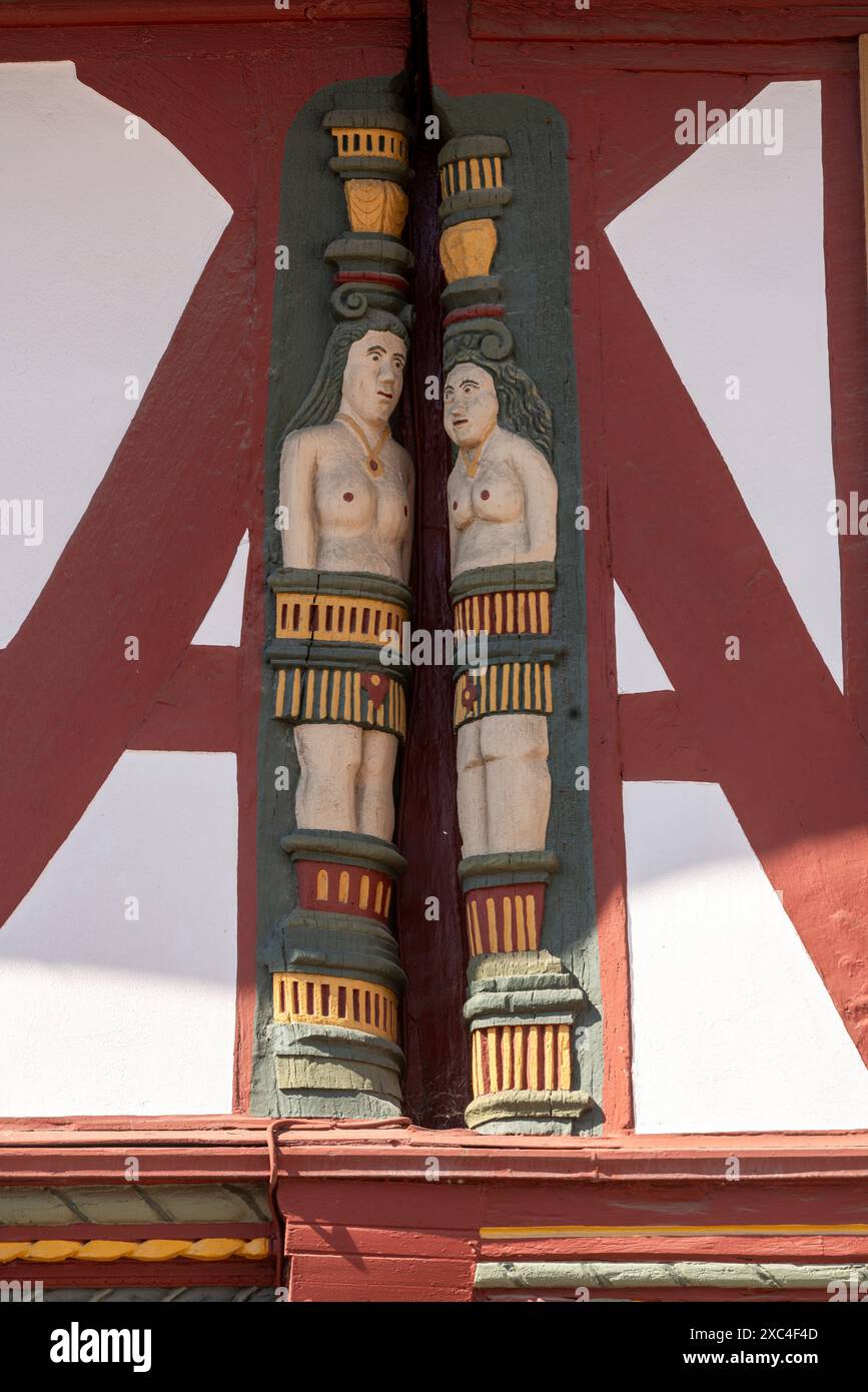 Alsfeld, Markt Nr. 6 (Stumpfhaus) von 1609, geschnitzte Ständer mit Darstellung nackter Frauen Stock Photo