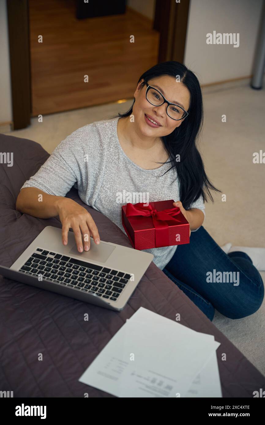 Peering Lady Computer Asian lady using computer order hi-res stock photography and images - Alamy