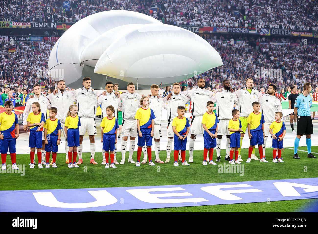 dfb-elf-singt-die-nationalhymne-vor-dem-spiel-ger-germany-ger-vs