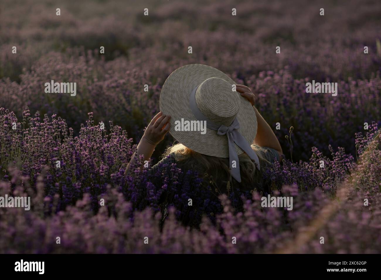 Woman straw hat back farm hi-res stock photography and images - Alamy