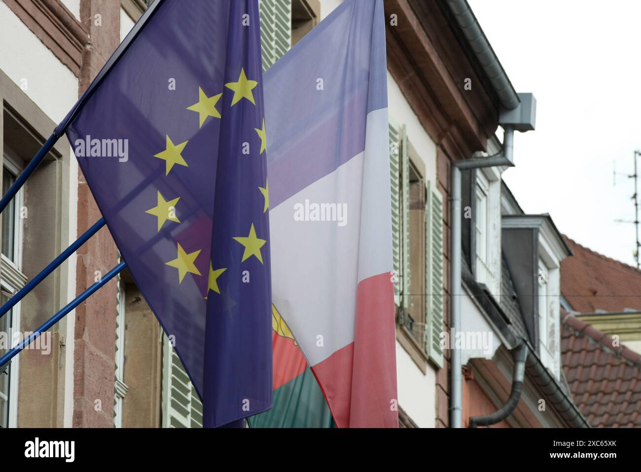 Europa und Frankreich Flagge, Colmar Tourismus, Touristen in Colmar , Elsass , Frankreich . Juni 14, 2024. Stock Photo