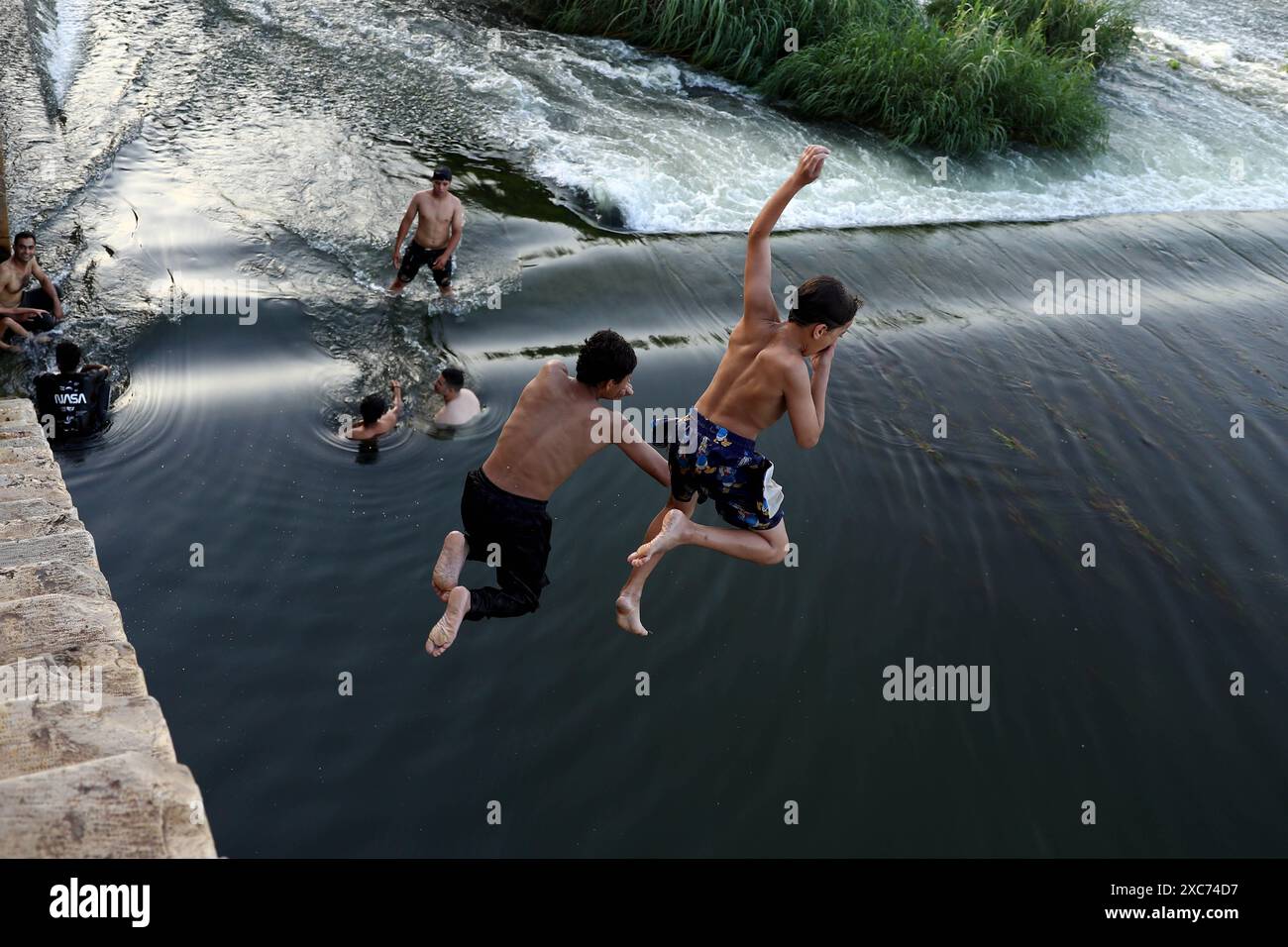 Boys jump into river hi-res stock photography and images - Alamy