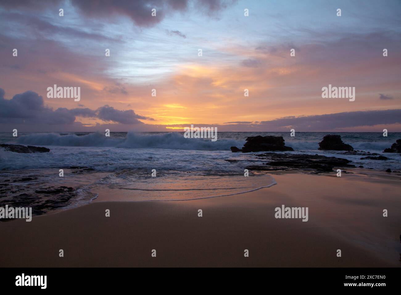 Hawaii sunrise waves hi-res stock photography and images - Alamy