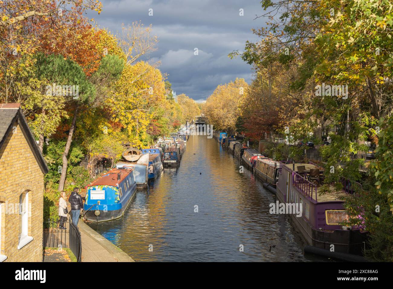 little-venice-canals-on-an-autumn-day-house-boats-line-the-canal-and