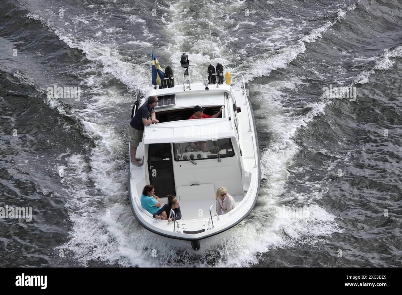 Back wave motor boat hi-res stock photography and images - Alamy