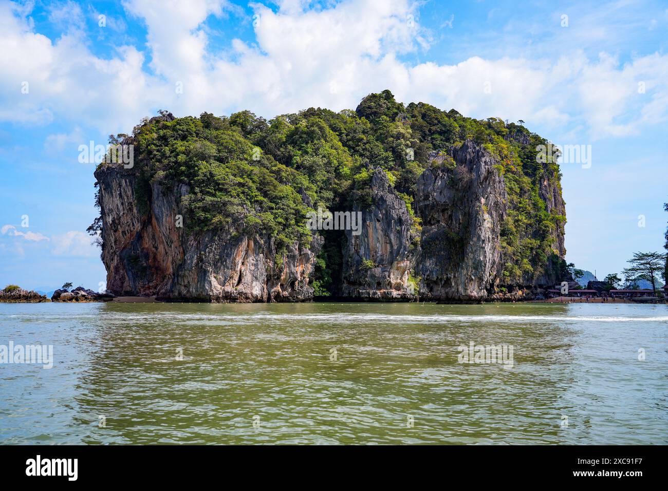 ko-tapu-a-limestone-karst-tower-on-james-bond-island-in-the-phang-nga