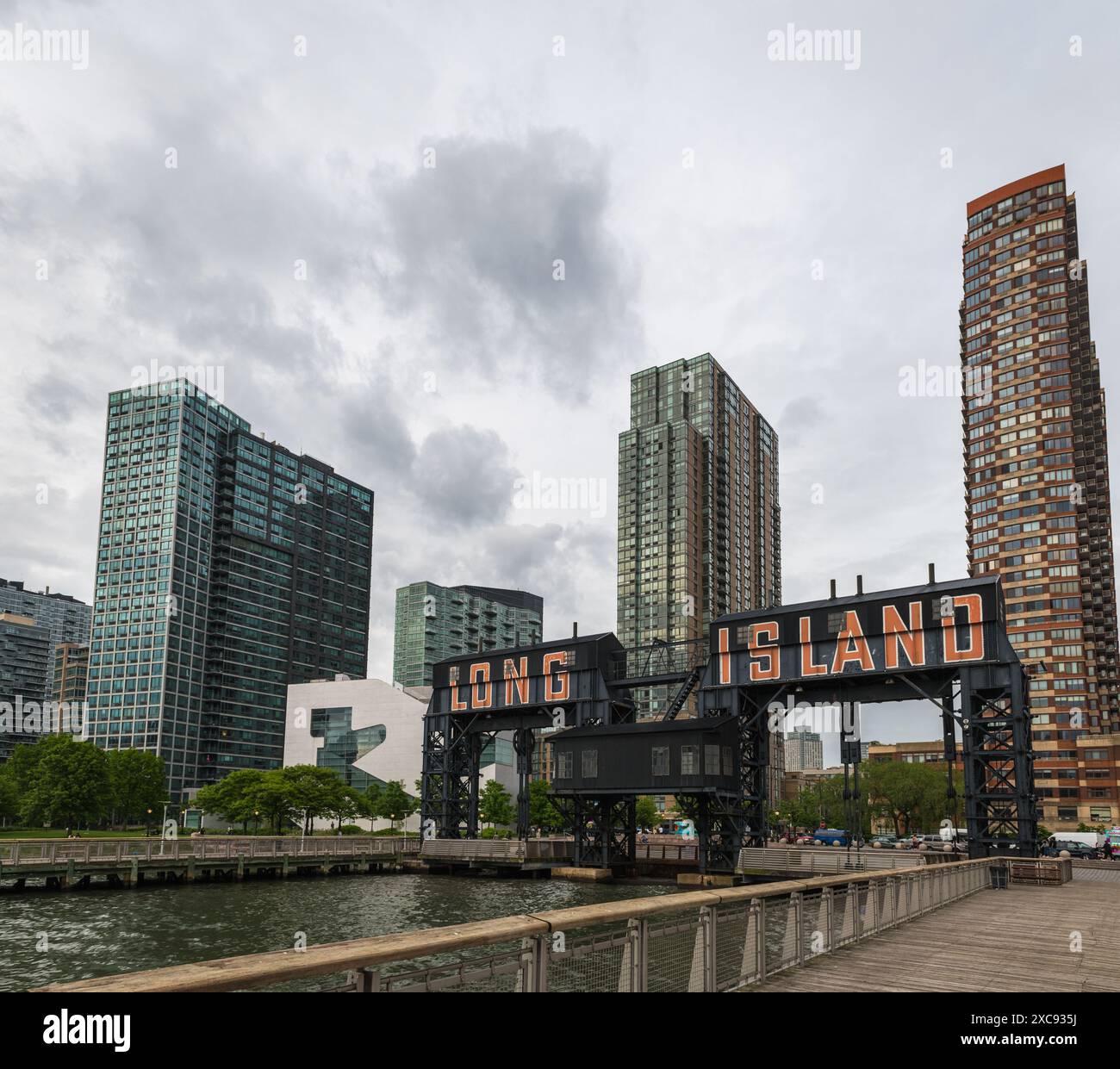 gantry-plaza-state-park-pier-hi-res-stock-photography-and-images-alamy