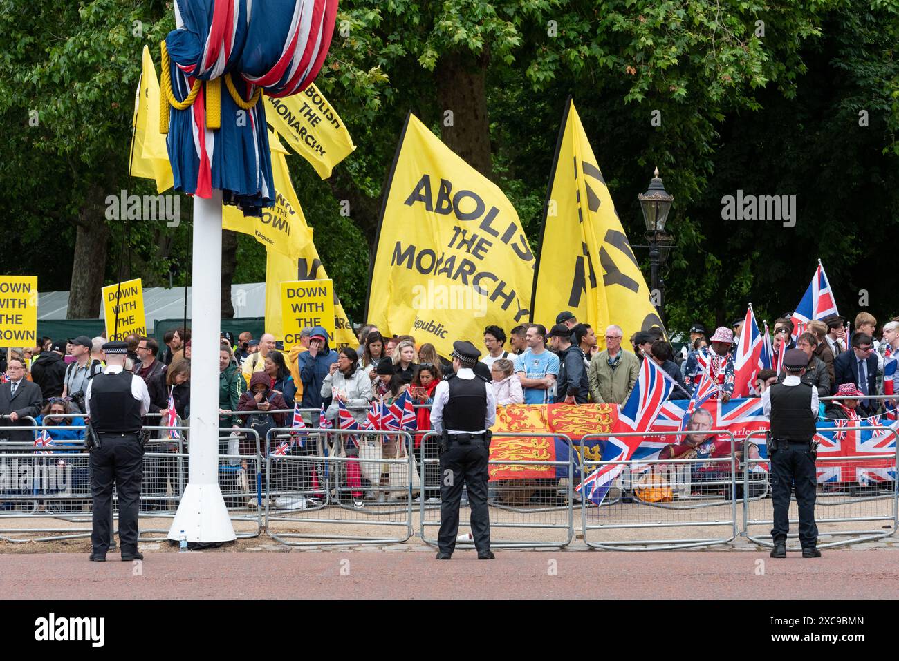 Trooping the colour 2024 protest hi-res stock photography and images ...