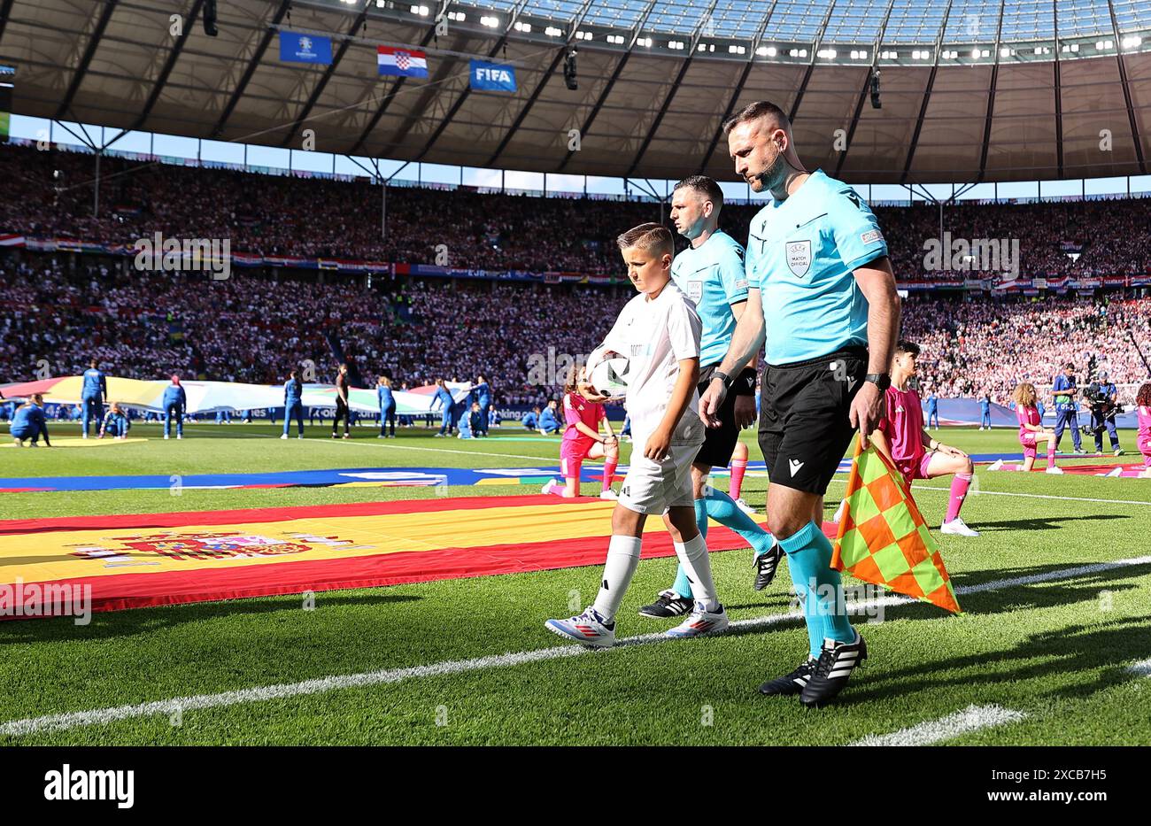 Dan cook assistant referee hi-res stock photography and images - Alamy