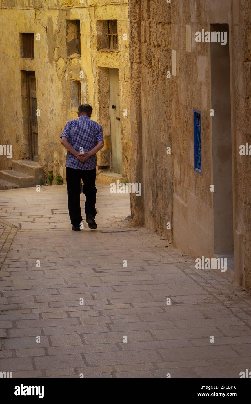 Old man walking away hi-res stock photography and images - Alamy