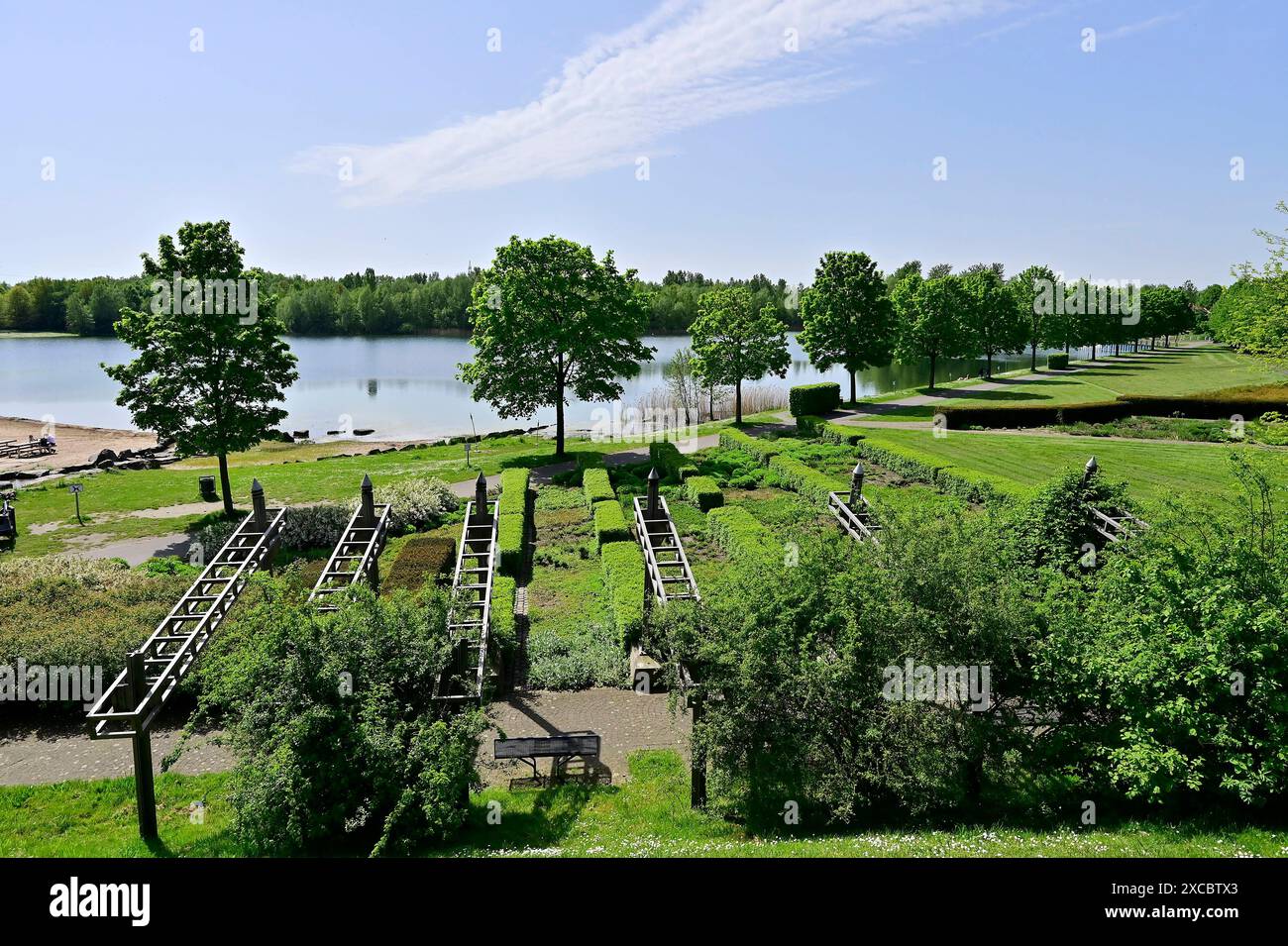 30.04.2024, Deutschland, Nordrhein-Westfalen, Ruhrgebiet, Luenen. Luenen ist mit seinen ca. 88.000 Einwohnern die groesste Stadt des Kreises Unna im westlichen Westfalen im Regierungsbezirk Arnsberg. Luenen gehoert dem Landschaftsverband Westfalen-Lippe sowie dem Regionalverband Ruhr an. Luenen ist heute ein Mittelzentrum, das durch seine Lage im nordoestlichen Ruhrgebiet und am suedlichen Rand des Muensterlandes sowohl von industriellen als auch vom laendlichen Einfluss gepraegt ist. Blick auf den Seepark am Horstmarer See. Horstmarer See mit Seepark in Luenen *** 30 04 2024, Germany, North R Stock Photo