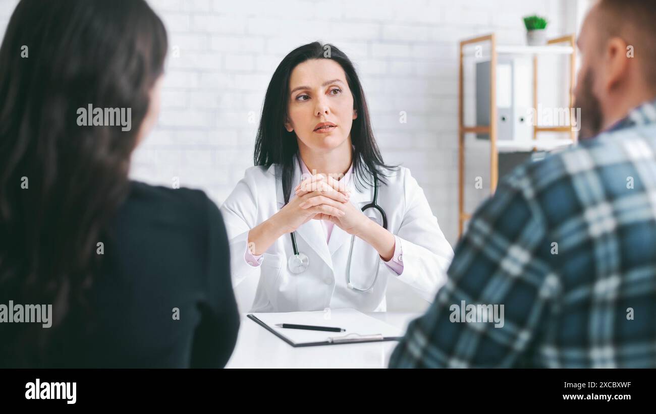 Female doctor consulting young hi-res stock photography and images - Alamy