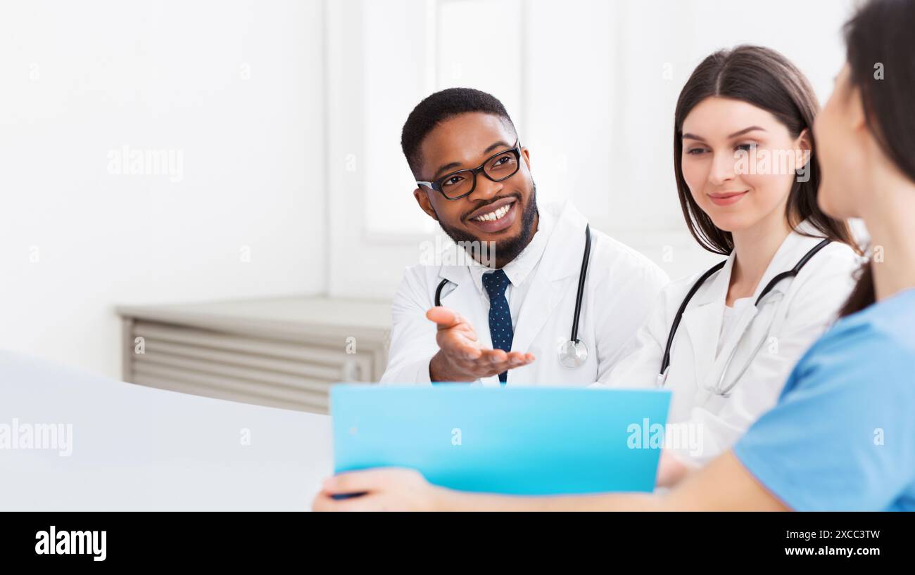Medical staff having discussion in modern hospital Stock Photo - Alamy
