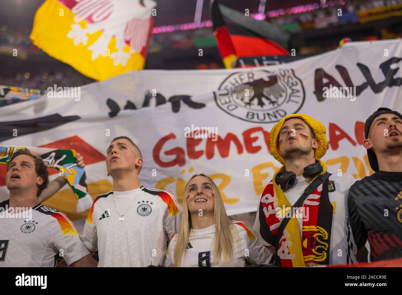  Foto zu Munich, Germany. 14th Jun 2024. Deutsche Fans singen die Hymne Germany 