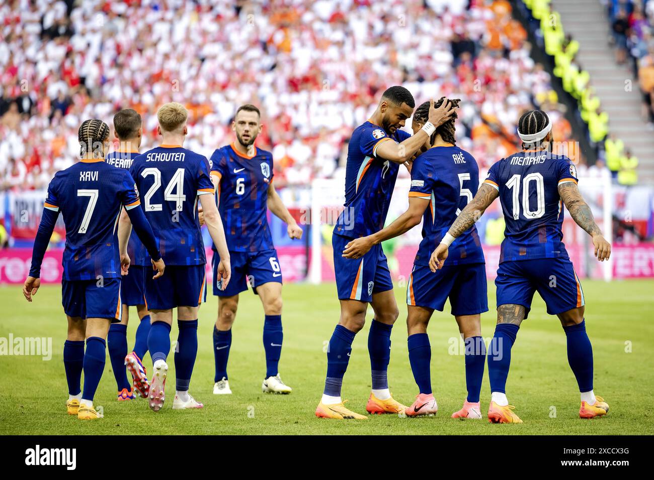 HAMBURG - The players of the Dutch national team celebrate the 1-1