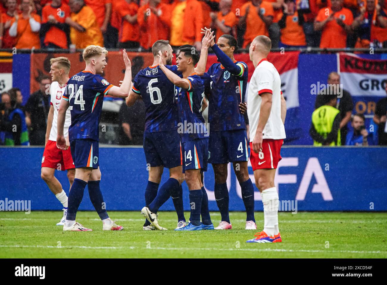 Niederlande jubelt/Jubel nach Sieg/Spielende, Polen enttaeuscht/enttaeuschung nach Niederlage