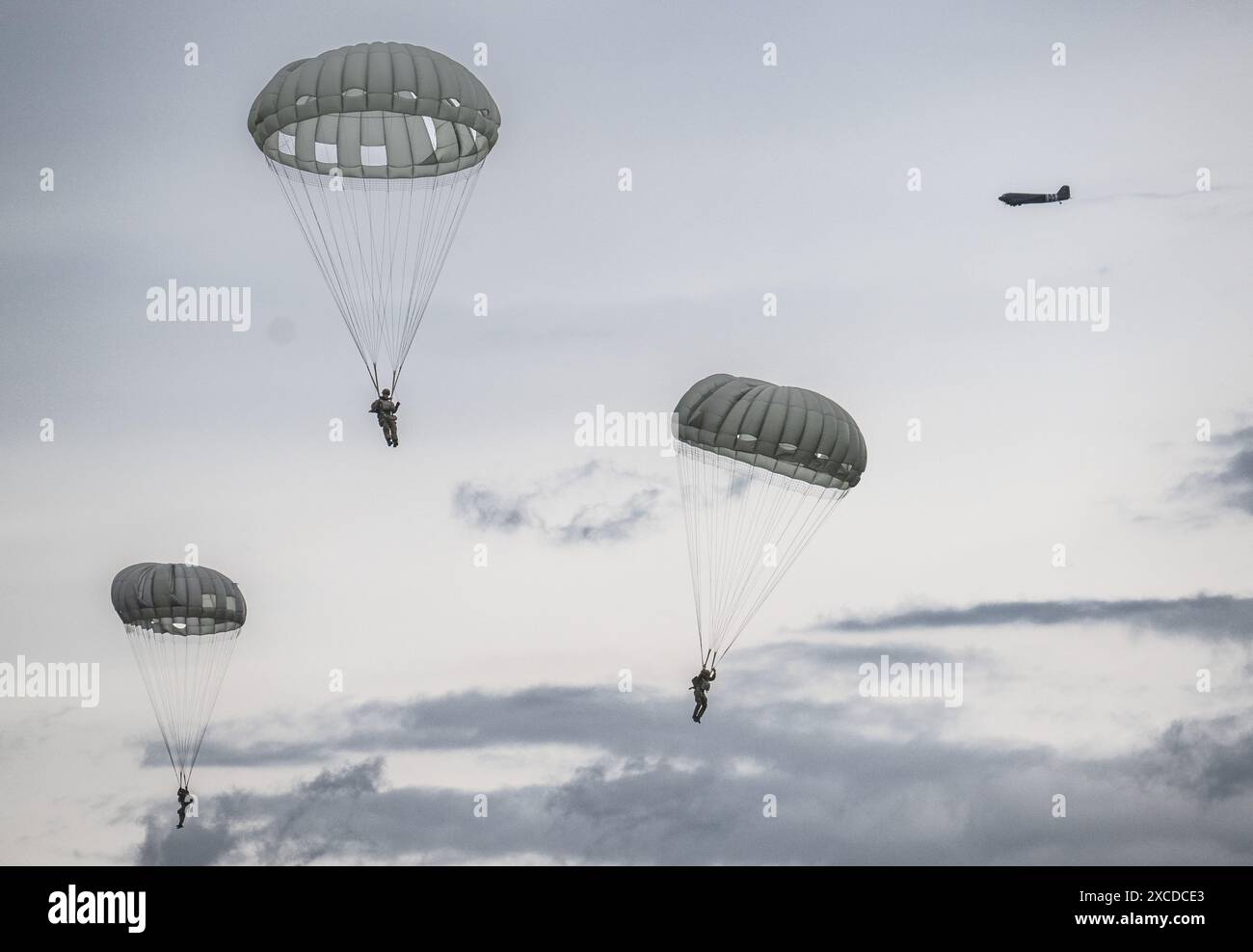 16 June 2024, Hesse, Wiesbaden: Parachutists land at the US Army ...