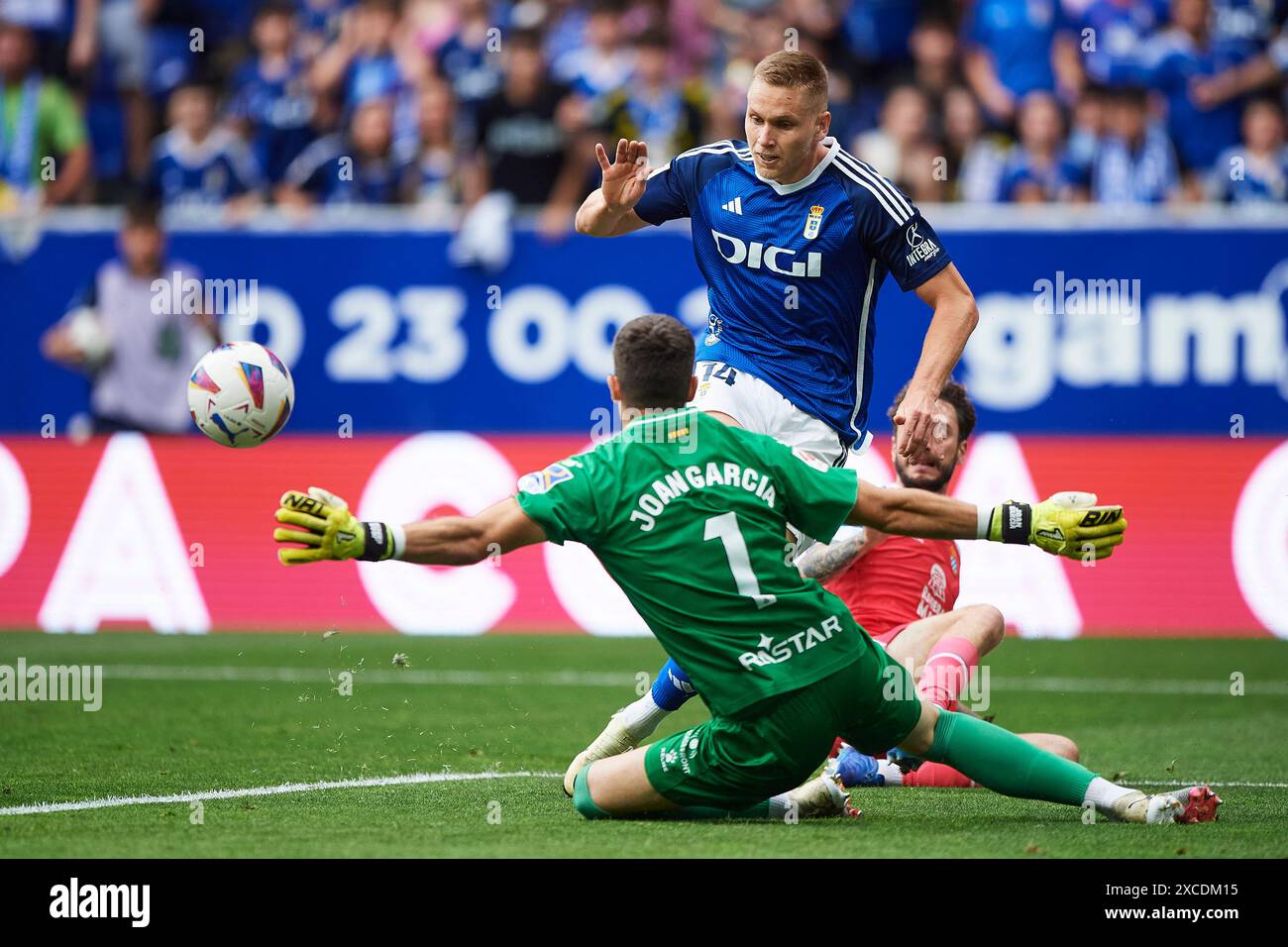 Alexandre Zurawski 'Alemao’ of Real Oviedo with the ball  during the LaLiga Hypermotion match between Real Oviedo and RCD Espanyol at Carlos Tartiere Stadium on June 16, 2024 in Oviedo, Spain. Credit: Cesar Ortiz Gonzalez/Alamy Live News Stock Photo