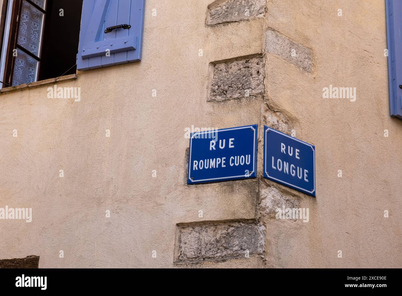 old fashioned French street plaques with names saying "reckless street